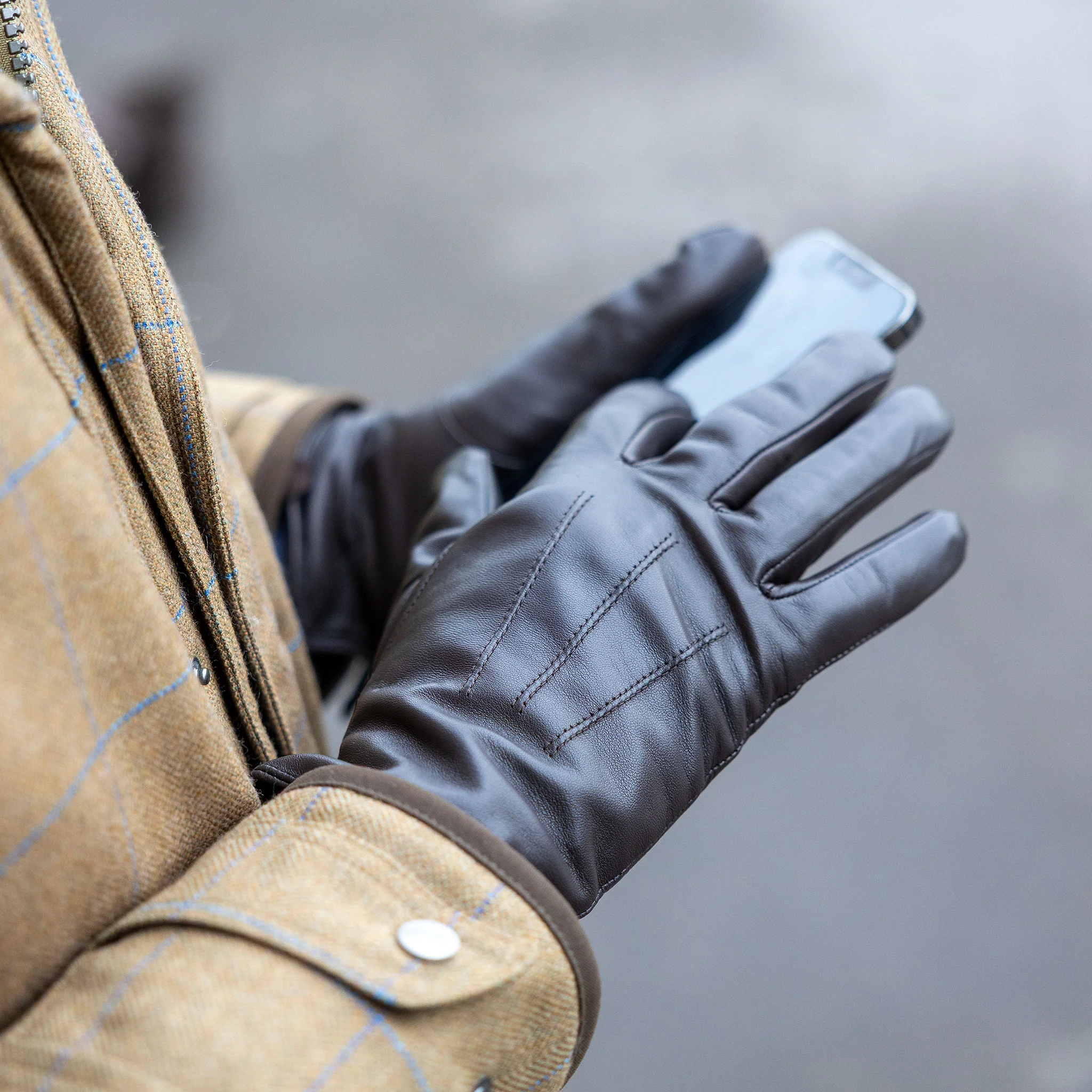 Men’s Touchscreen Three-Point Cashmere-Lined Leather Gloves - Image 15