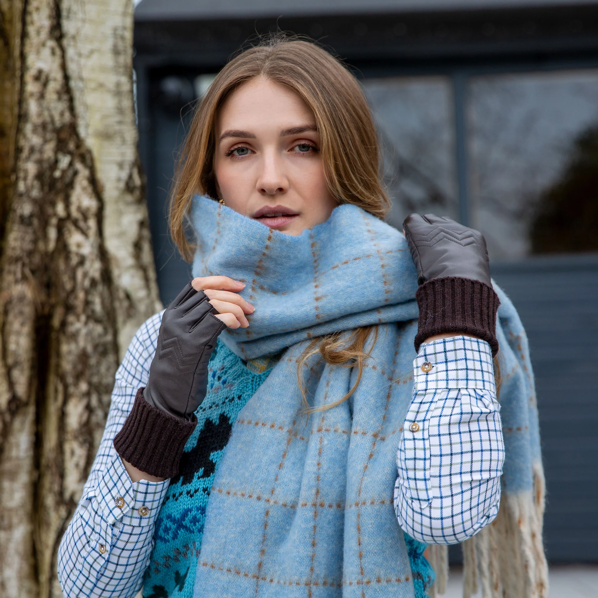 Women’s Fingerless Fleece-Lined Leather Gloves with Quilted Chevron Design - Image 2