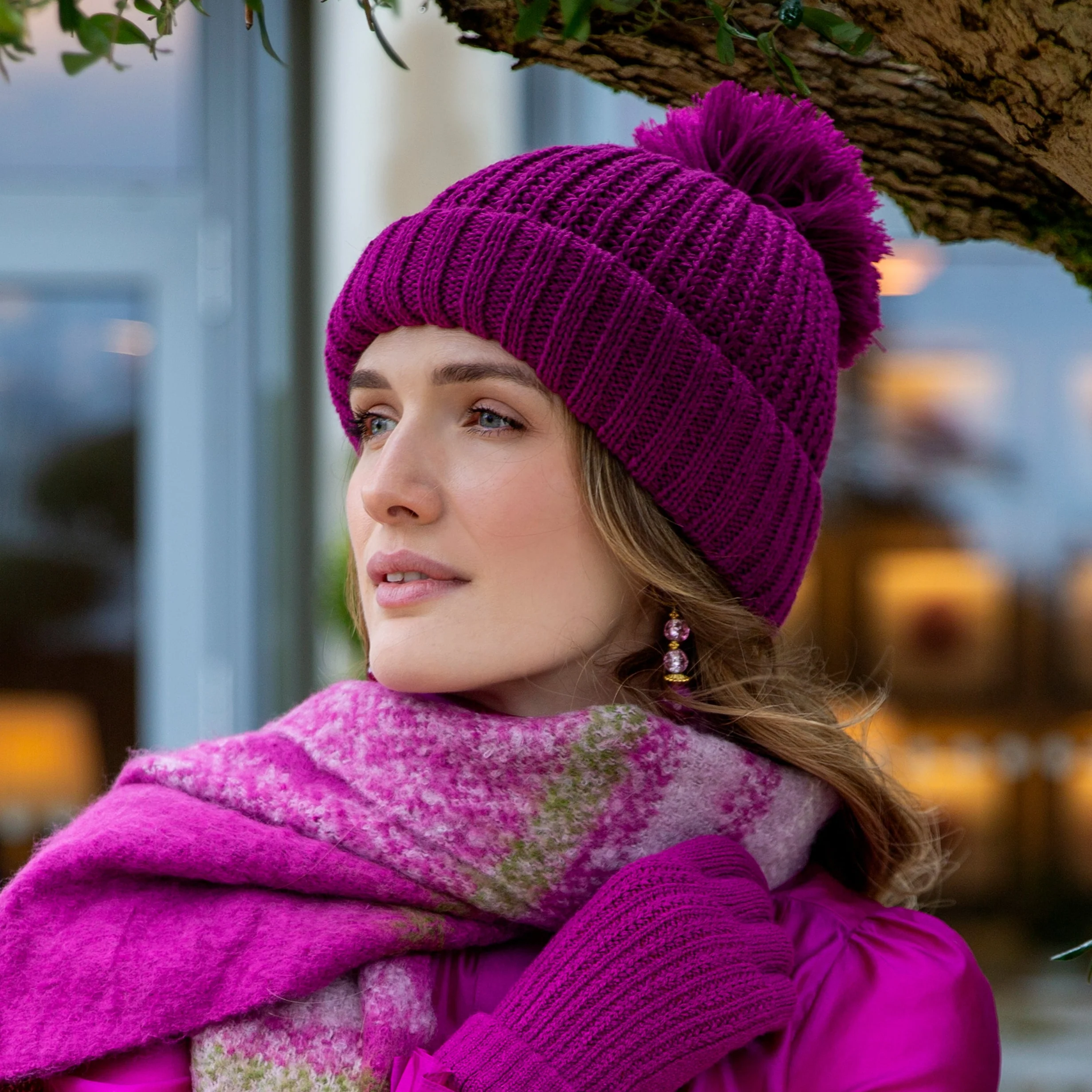 Women’s Ribbed Knit Bobble Hat with Large Yarn Pom Pom - Image 8