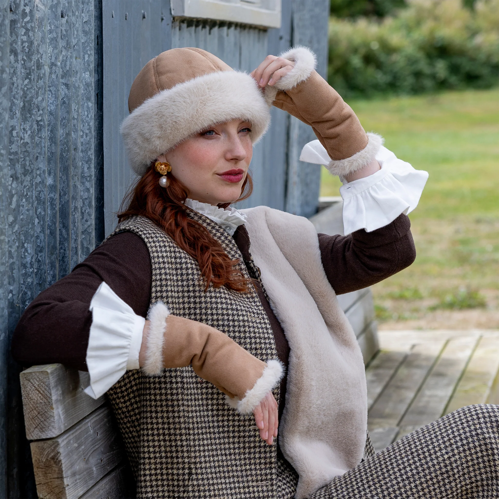Women's Faux Suede Hat with Faux Fur Brim - Image 3